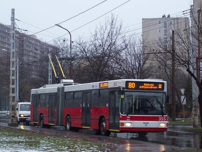 Ehemaliger Eberswalder Gelenkobus Nr. 030 vom österreichischen Typ ÖAF Gräf & Stift NGE 152 M17 in Budapest/H mit der Wagen-Nr. 355 in der Cserto utca